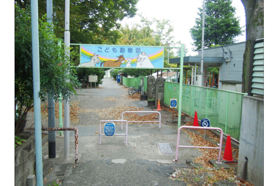 ▲民家を抜けると突如現れる小さな動物園