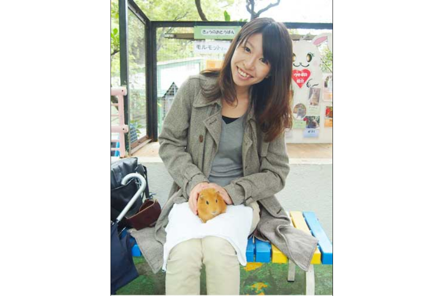 ▲もくもくと撫でる筆者を気遣ってか、係のお姉さんが写真を撮ってくれた。イチョウくんもしっかりカメラ目線