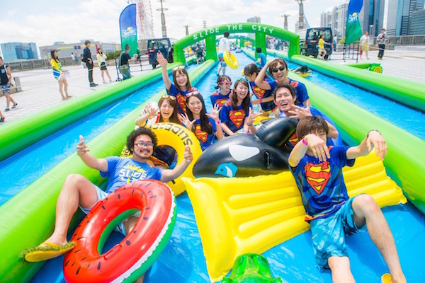 お台場で2日間限定開催 300mの巨大ウォータースライダーフェス Slide The City Fes 16年 レッツエンジョイ東京