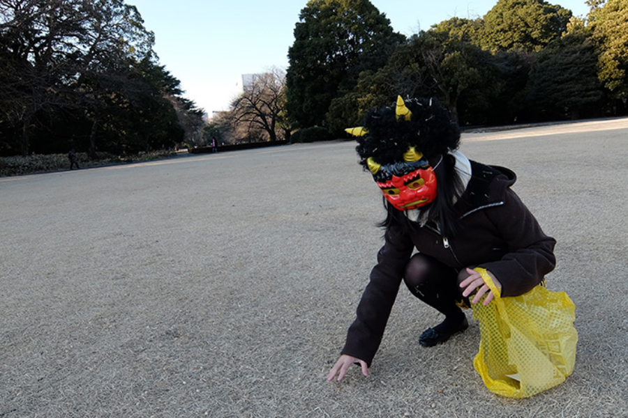 ▲散らばった豆を拾って後片付けをする鬼。※公園はキレイに使いましょう