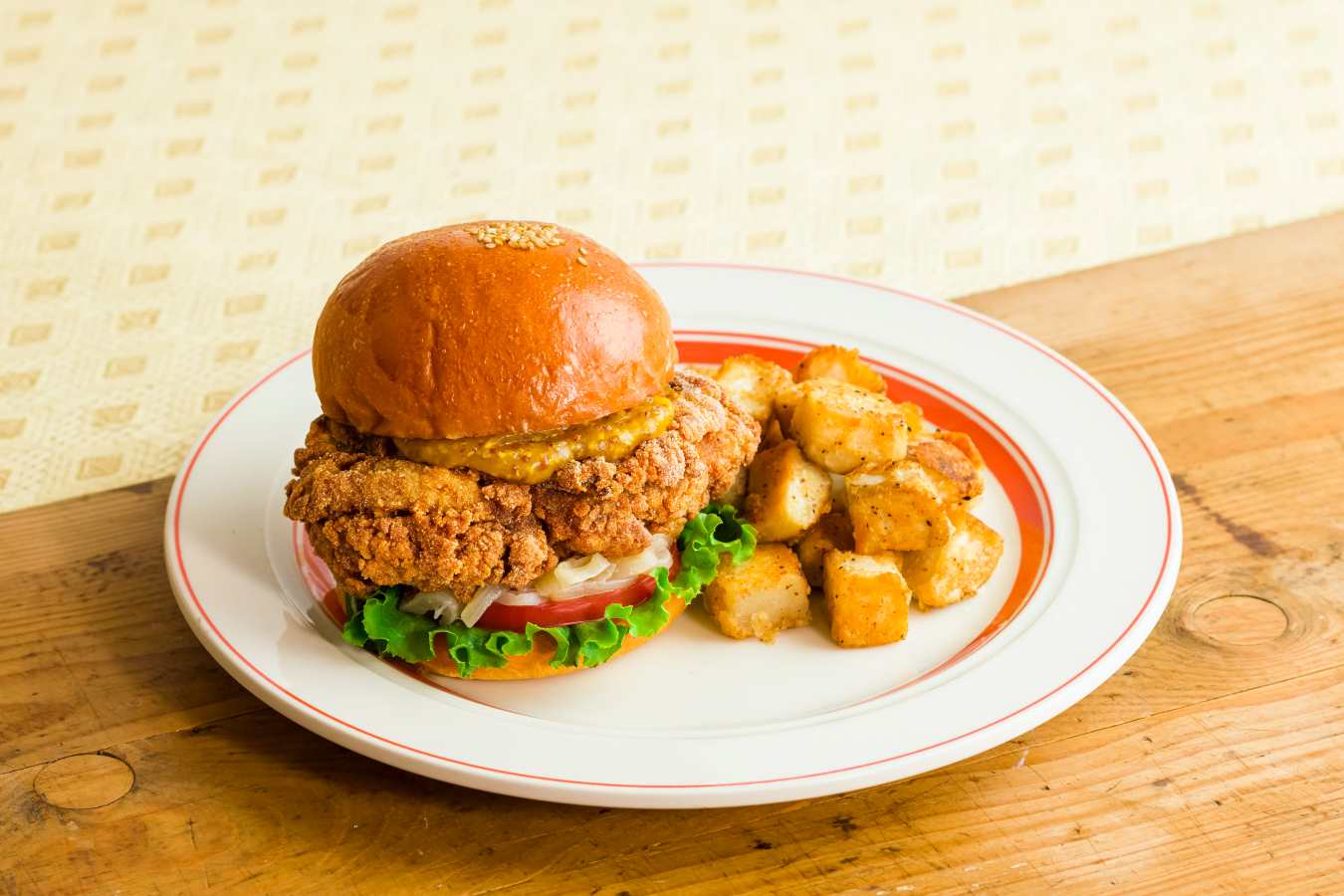 ▲「モチコチキンバーガー(ハニーマスタード)」