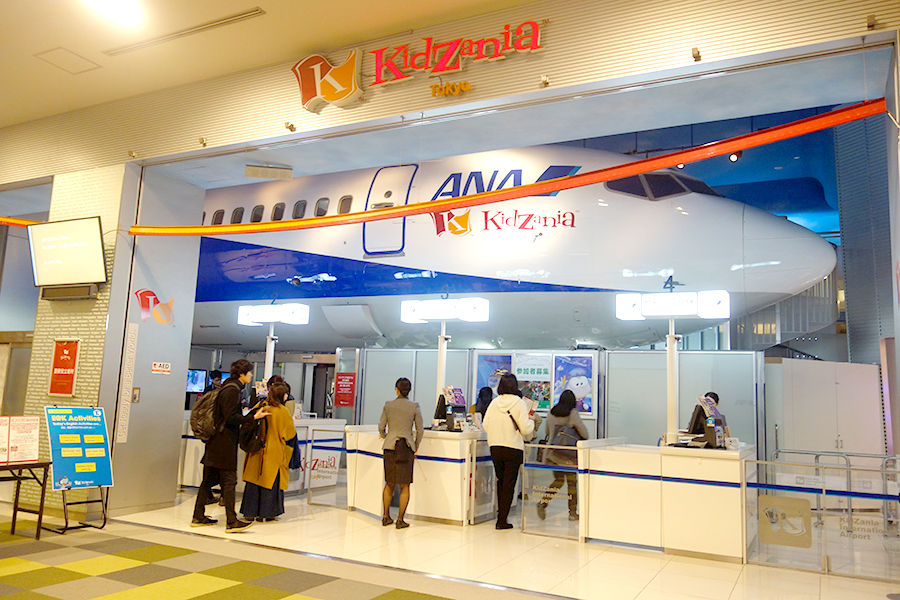 ▲キッザニアの入口は空港のゲート風。キッザニアは「子どもたちの国」という概念なのだ