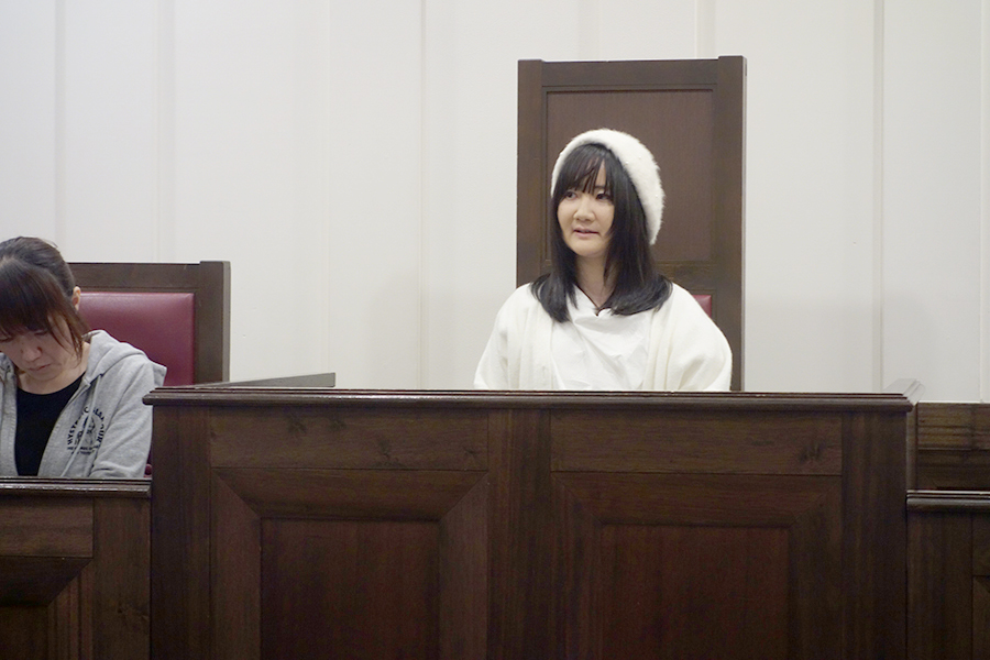 ▲手元に配られる台本に従って裁判長役を行う