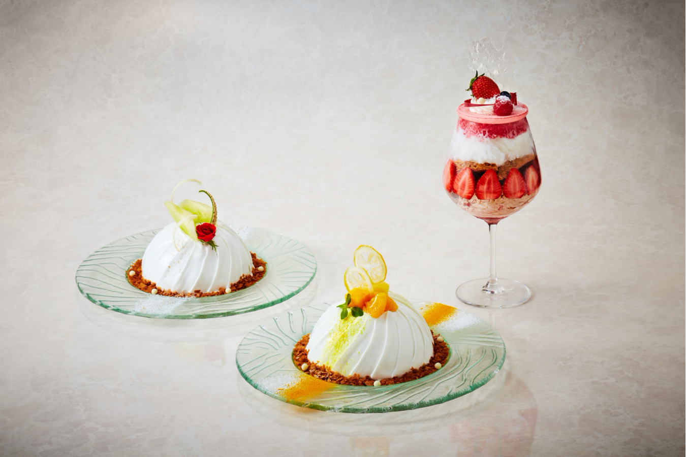 ▲「スノードームケーキ」ミルクメロン(左)、レモン(中央)、「スノーパフェ」ストロベリー(右)