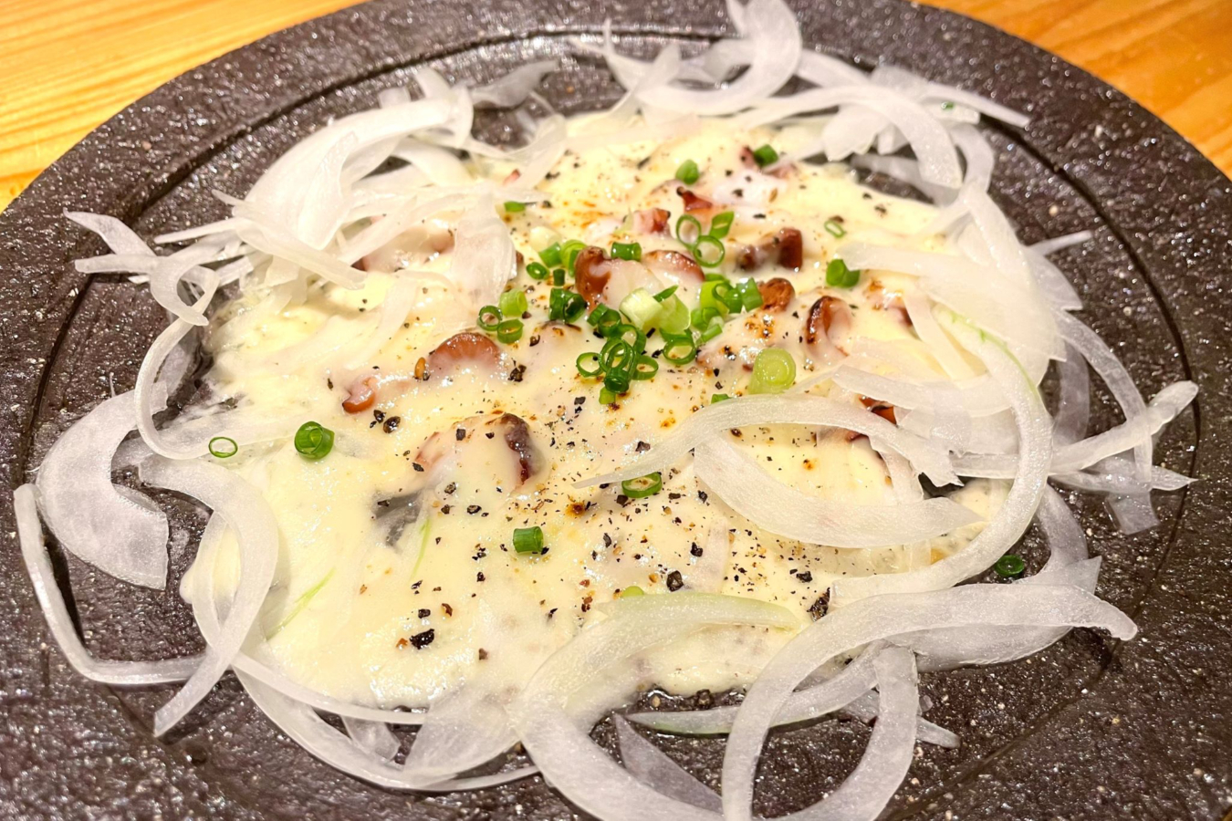 ▲「たことチーズの陶板焼き」(1,628円)
