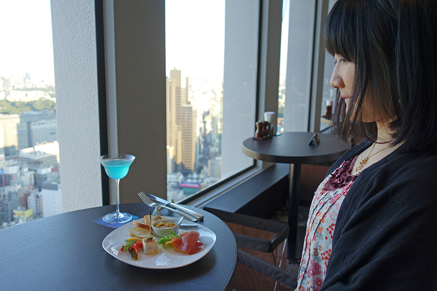 ▲前菜とブルーダイキュリをいただく