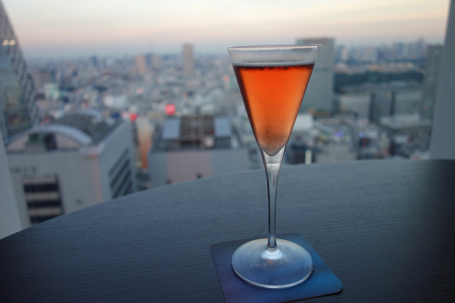 ▲だんだん日が暮れてきた。カクテルは「セレブレーション」