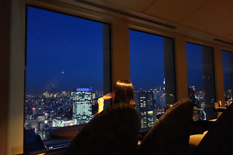 ▲夜景が広がり、バーっぽくなってまいりました