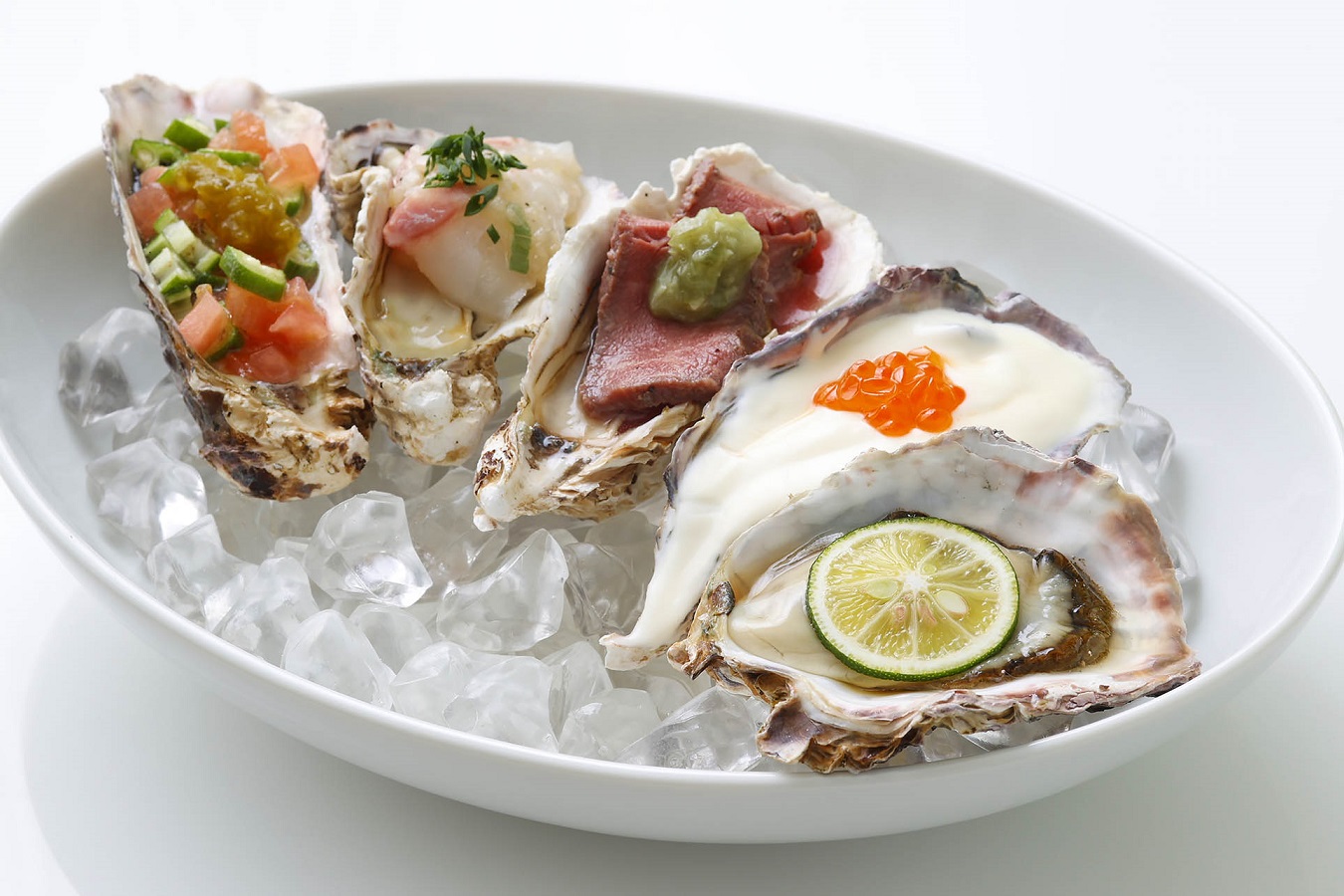 ▲左から「トマト オクラ ハラペーニョのオイスターカクテル」、「魚と葱塩ソースのオイスターカクテル」、「ローストビーフとわさびのオイスターカクテル」、「サワークリームソースとイクラのオイスターカクテル」、「漬け牡蠣とすだちのオイスターカクテル」