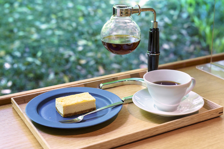 ▲たっぷり2杯分のサイフォンコーヒーとチーズケーキのセット(1,500円)