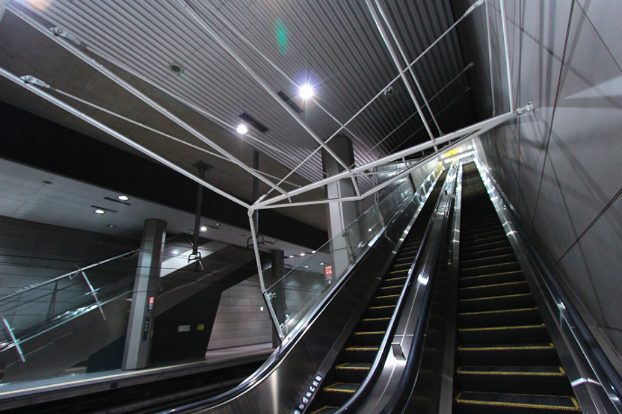 ▲新高島駅の近未来的なエスカレーター