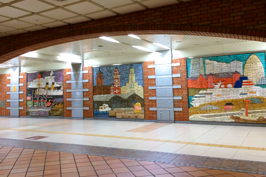 ▲駅通路には「アンクルトリス」の作者 柳原良平さんの壁画も