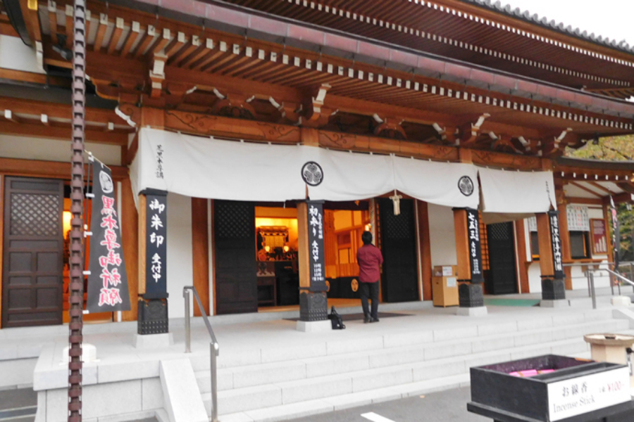 ▲勝運黒本尊(秘仏の阿弥陀如来)をお祀りした安国殿。毎年三回ご開帳になるそうで、黒光りしたご本尊が拝めます。
