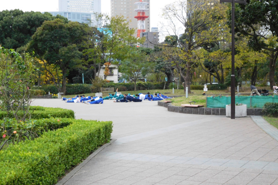 ▲前方後円墳の前の広場で準備運動する男子高生たち。放射線状に並んでいて、一見何かの儀式かと思いました。
