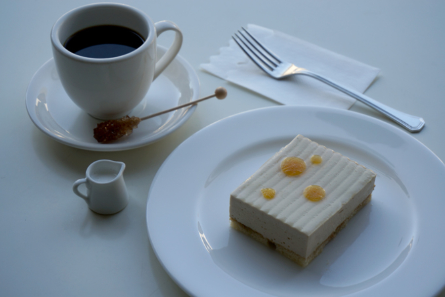 ▲シュガースティックがうれしいコーヒー(540円)と一緒に。入館料は1,100円なので、ここまでですでに2,400円ほどかかっていますが、いい女は気にしない!