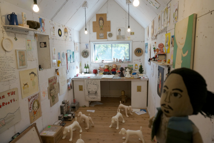 ▲2階最奥部には奈良美智のアトリエをイメージした《MY DRAWING ROOM》が。たまにご本人が部屋の様子を替えにいらっしゃるのだとか