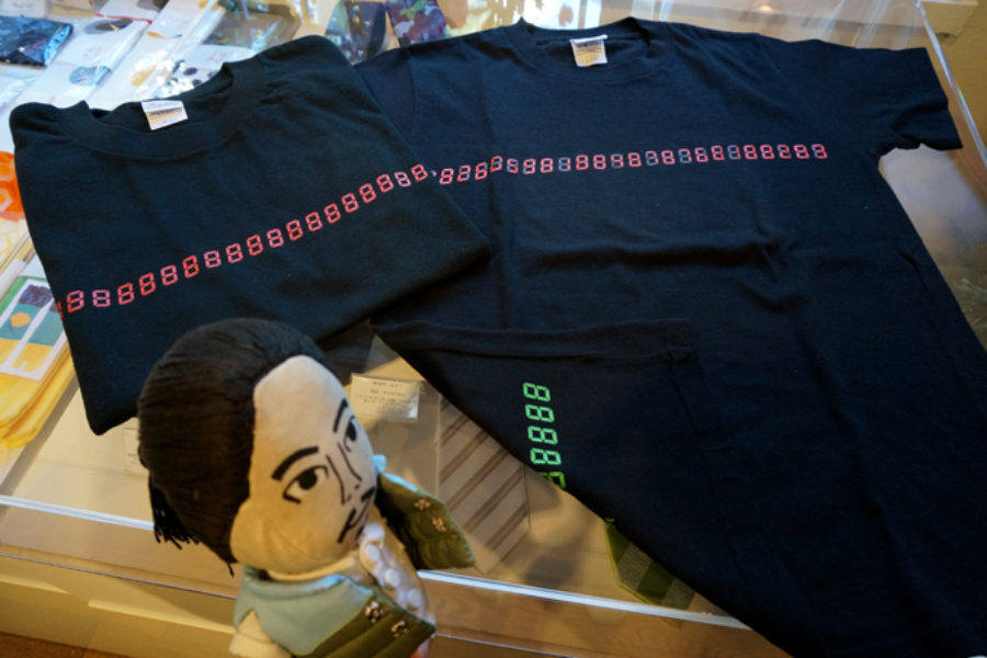 ▲もちろんミュージアムショップも要チェック。《時の連鎖》にちなんだTIME LINK Tシャツ(3,240円)は付属のペンで好きな数字を書き込めます