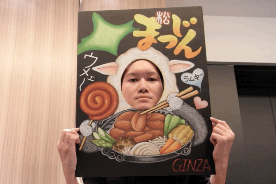 ▲赤坂店の顔ハメ看板は二人用なので、ソロ行動は断然銀座店さんで決まりです。