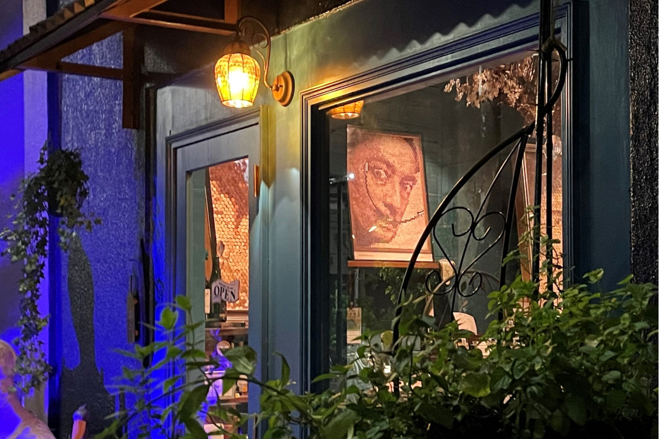 ▲夜、外から見たダリの肖像画の迫力(目力)に圧倒されました・・・