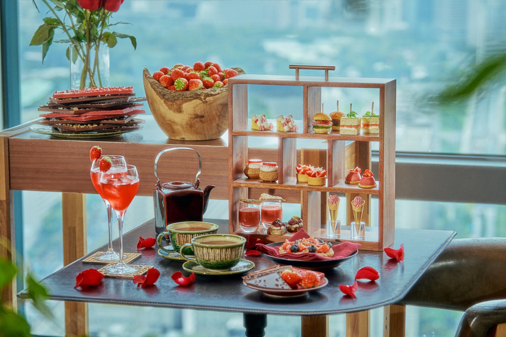 【アンダーズ 東京】冬限定！華やかなストロベリーアフタヌーンティーが登場