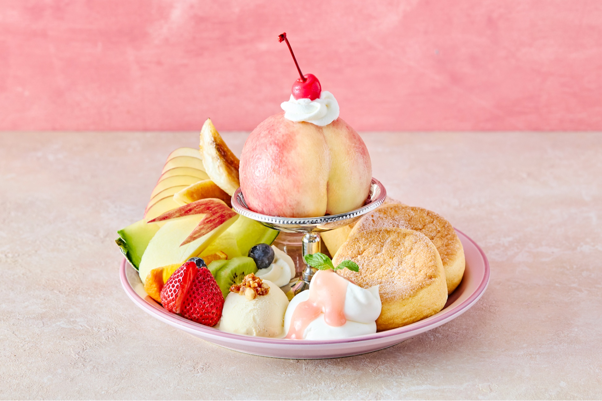 【フリッパーズ】国産白桃をまるごと使用！“アラモード仕立て”のパンケーキなどが登場