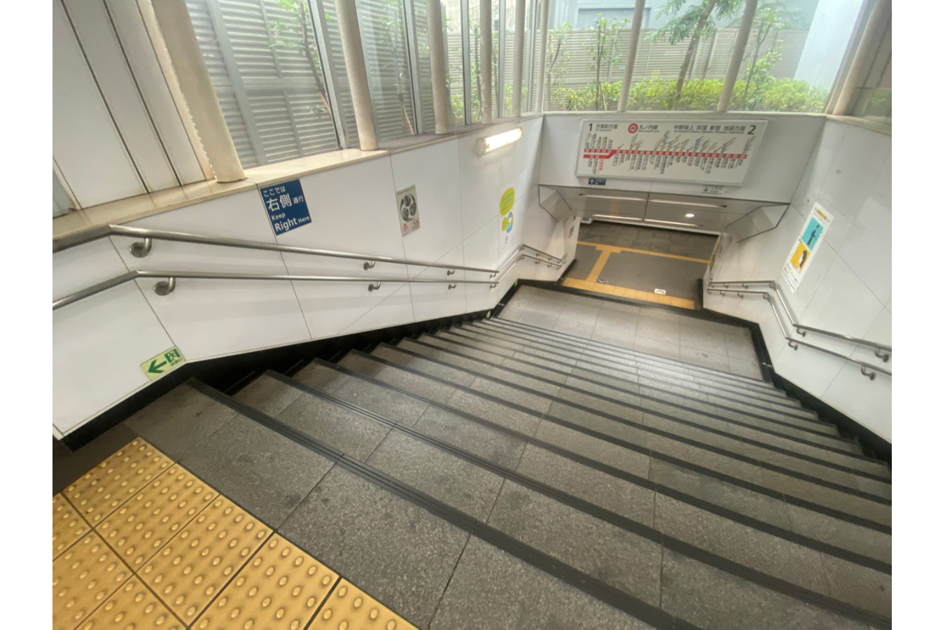 ▲2番線ホームへ向かう駅構内の階段