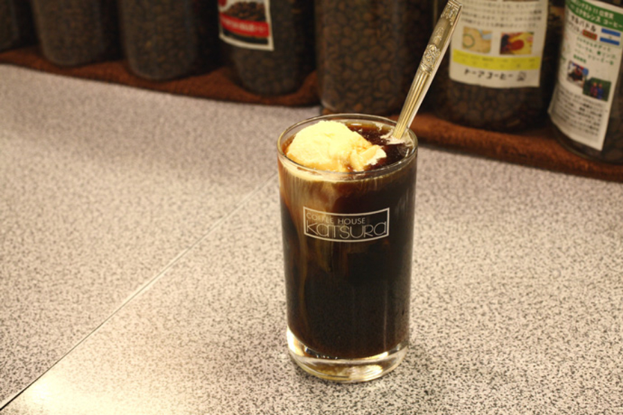 ▲コーヒーフロート(610円)をまずはカウンターで飲む