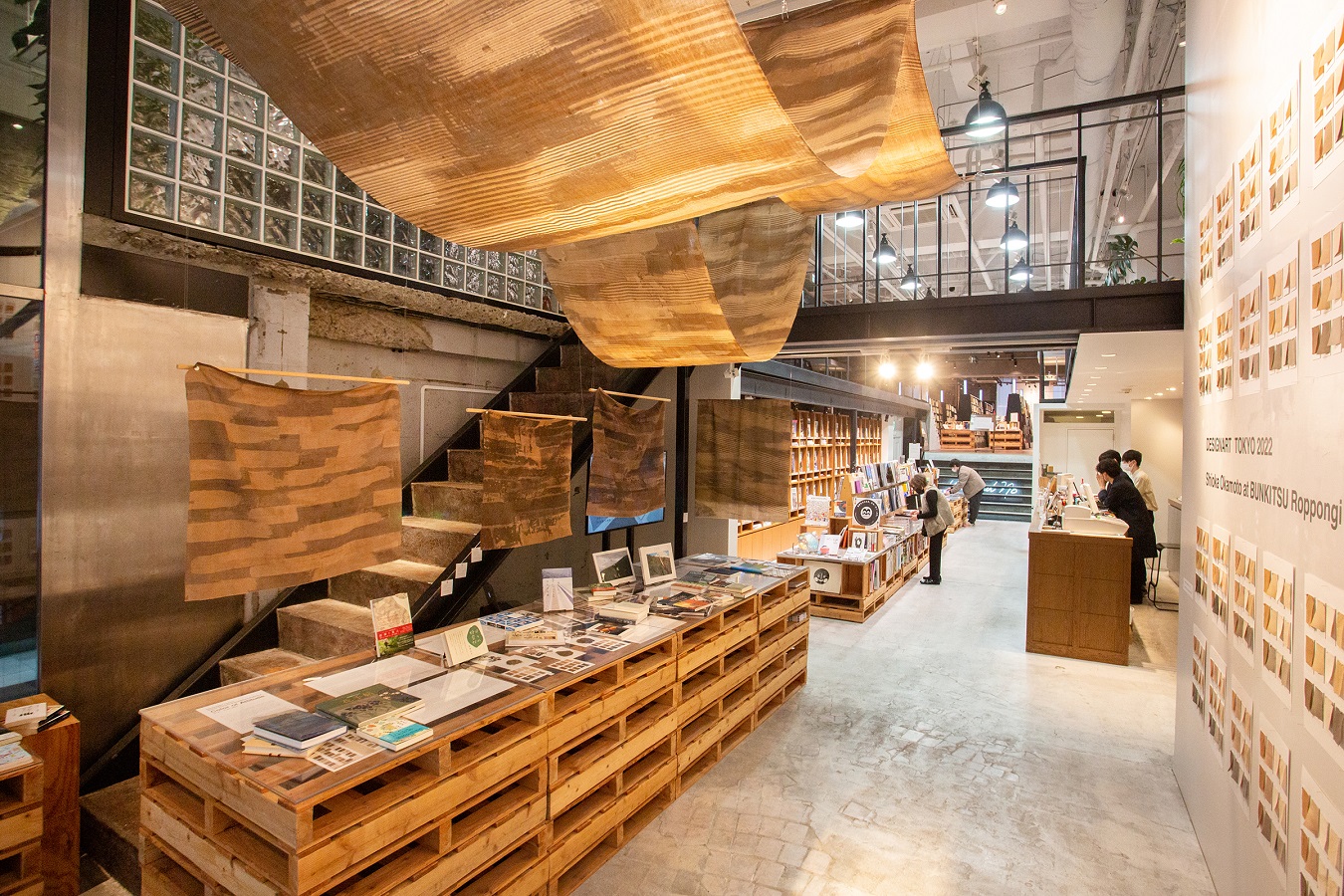 ▲入ってすぐの展示室(無料エリア)では、デザインとアートを横断する「DESIGNART TOKYO 2022」とのコラボ展示が開催中(※11/20まで)