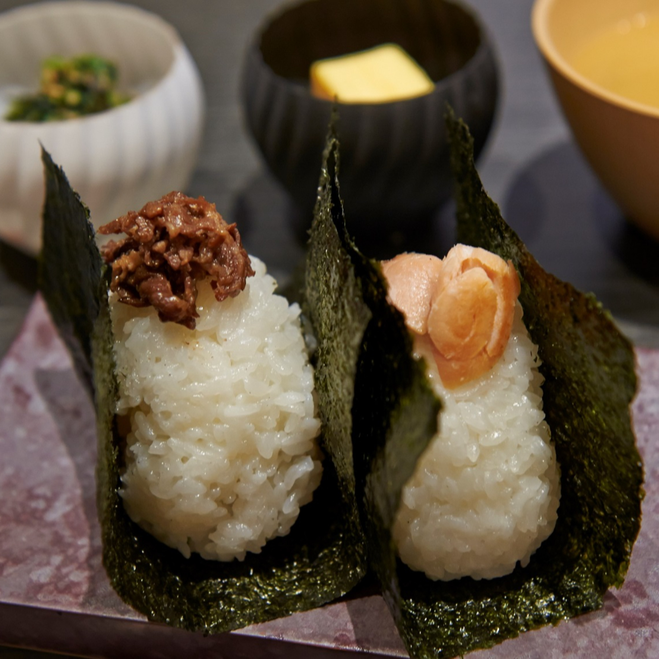 ▲イートインカウンターで注文できる平日限定「おにぎり定食」