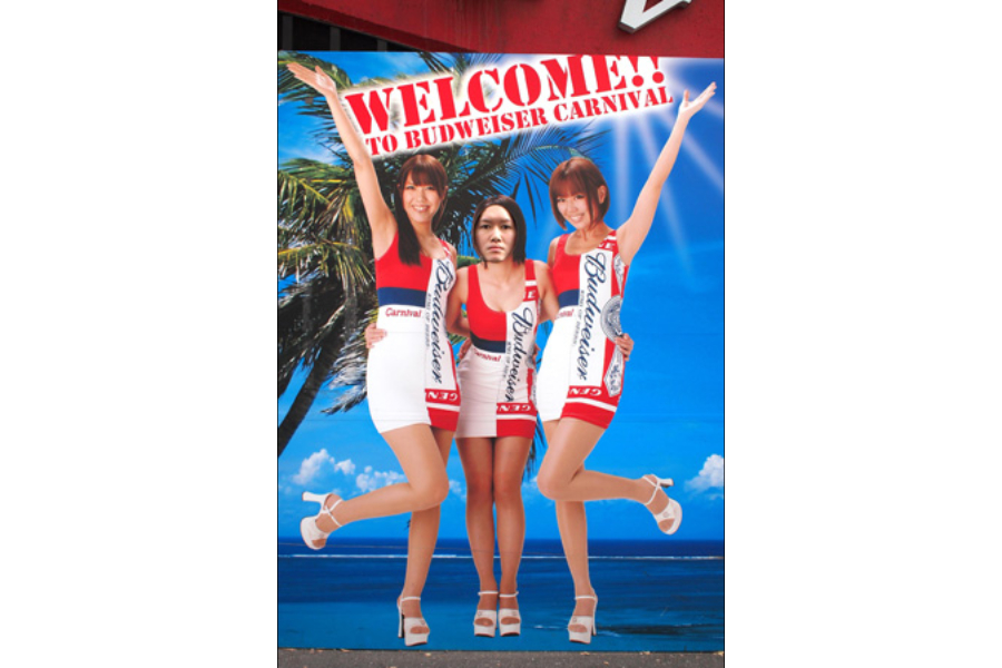 ▲バドガール看板その2。人数が増えると、哀愁も増すような。