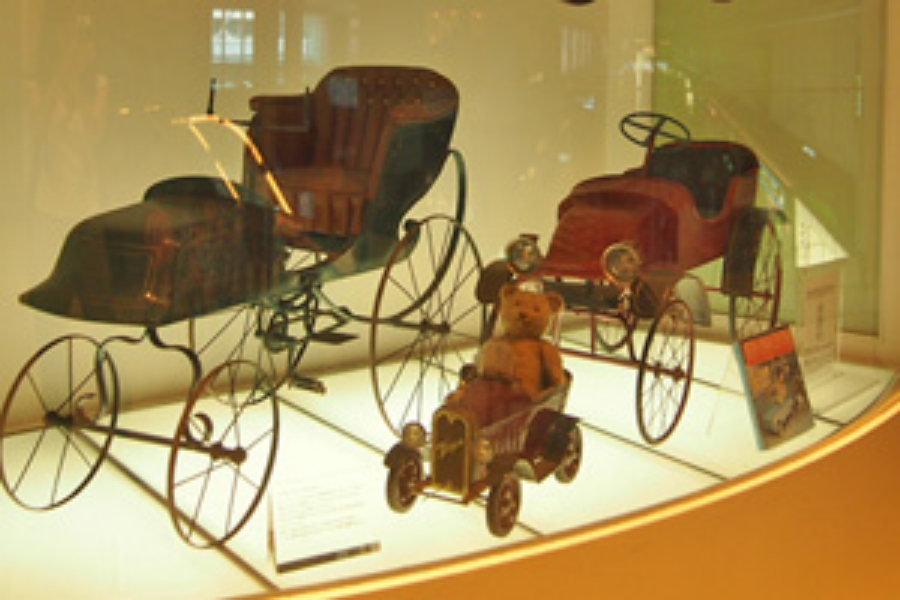 ▲車の展示コーナーへ。そしてここでも熊が笑顔