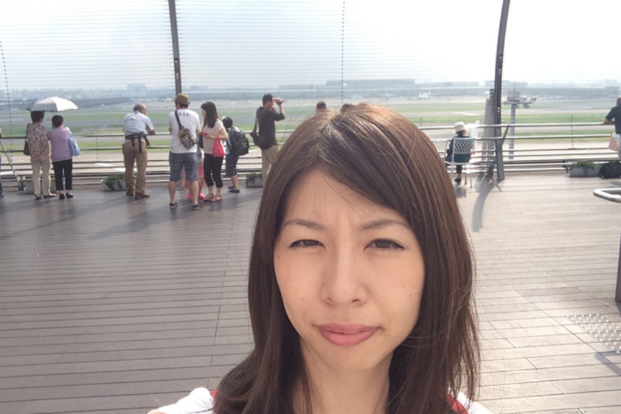 ▲1枚も自分の写真がないので、自撮することに。かなりまぶしくて、しかめっ面に。しかも、飛行機が行ってしまった後に撮影してしまうというミス。飛行機の写真は難しいんですね