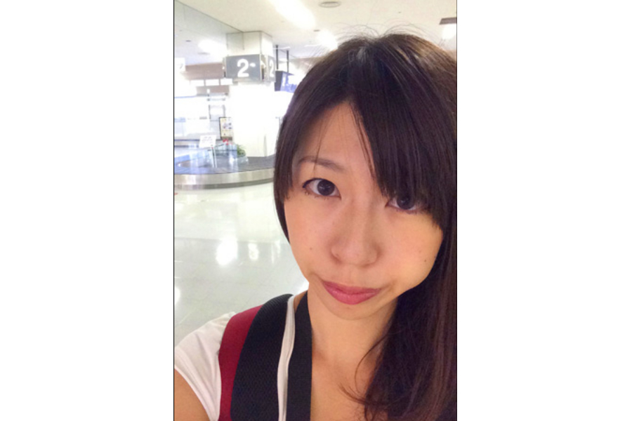 ▲このガラスの前で写真を撮ると、まるで「○○に到着なう! 仕事のことは忘れて思い切り遊んできますね!」風写真が撮れる
