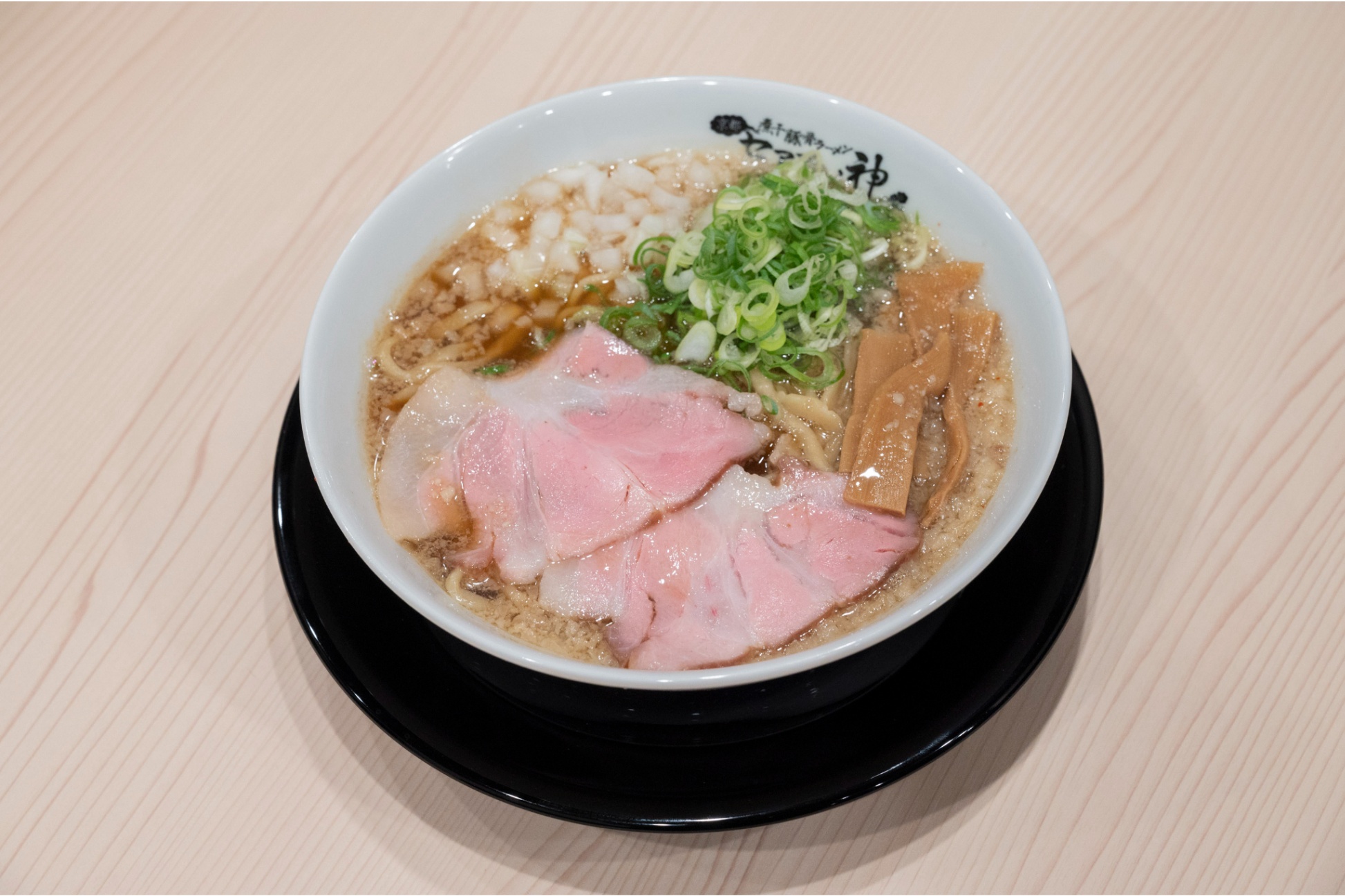 京都発の人気ラーメン店「セアブラノ神」渋谷にオープン！ごちそうおむすび店が併設
