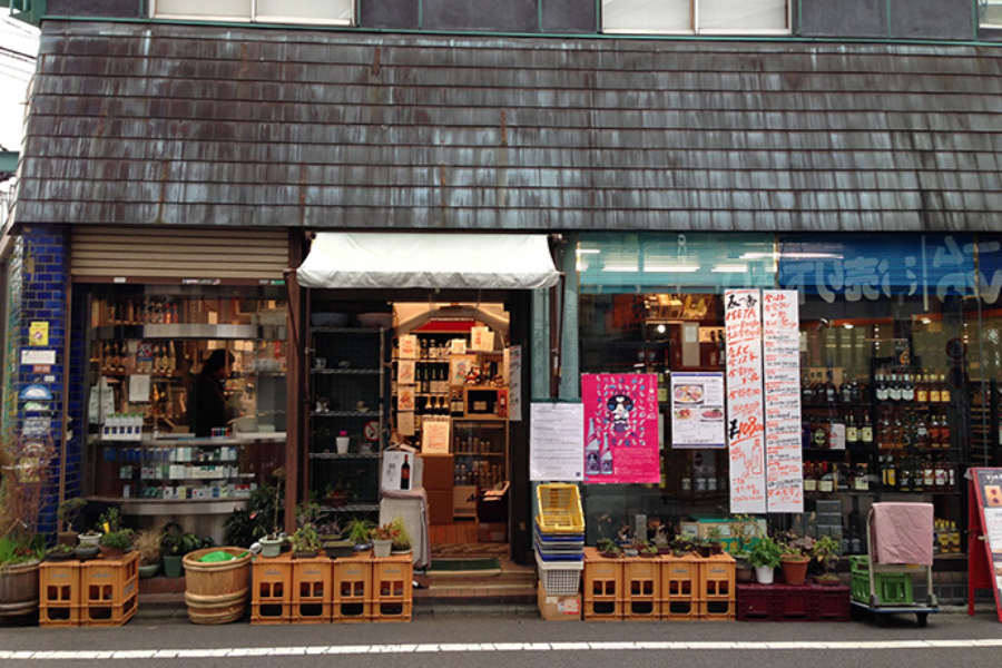 ▲店の外から見ても、お酒がズラリ。さりげなく招き猫も