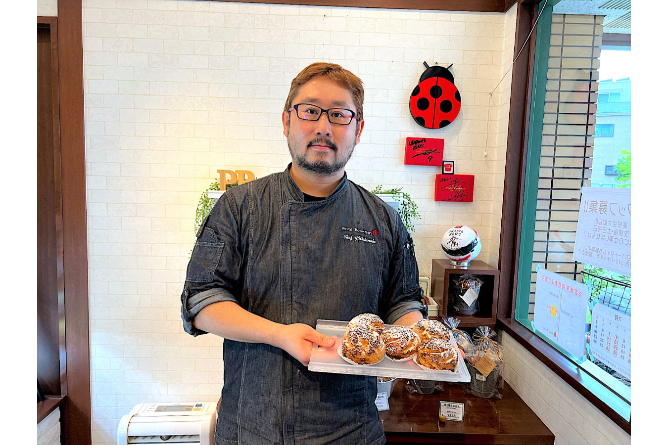 ▲シュークリームが大好きだというシェフの渡邉泰史さん