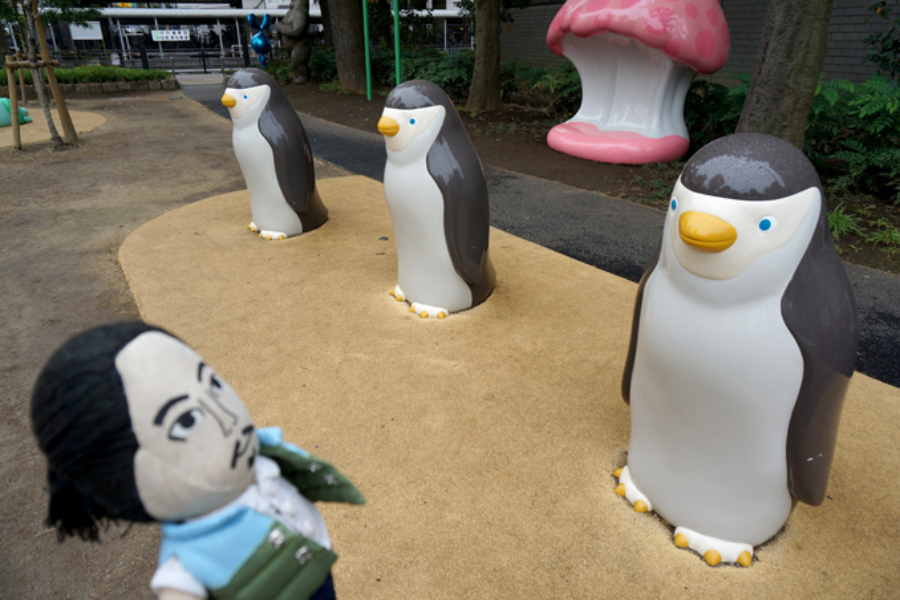 ▲子どもと同じくらいの背丈の《ペンギン》(鞍掛純一)と、中に入れる《キノコ》(同)。触りやすいサイズなのでこの辺はボコボコにされそうですが、破損やいたずらはほとんどないとのこと。練馬の奇跡!