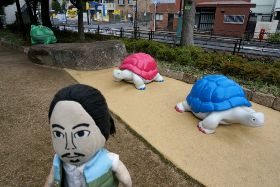 ▲こちらは馬乗り不可避な《カメ》と《カエル》(鞍掛純一)。多くの作品は日本大学藝術学部の教員が手がけています。鞍掛さんは越後妻有にある農家民宿アート《脱皮する家》でも有名ですね