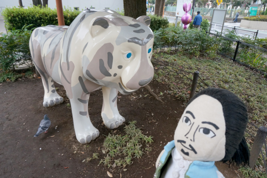 ▲子どもや大人がまたがるのにはちょうど良い《トラ》(鞍掛純一)もトラ柄ではなくデザートカモ柄。休みの日は子どもたちの順番待ちが発生しそうです
