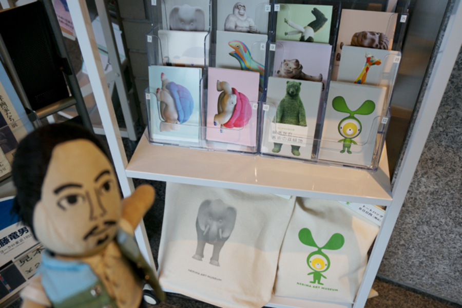 ▲人気はポストカード。やっぱりクマさん、ゾウさん、キリンんさんあたり買って行きたいよねー