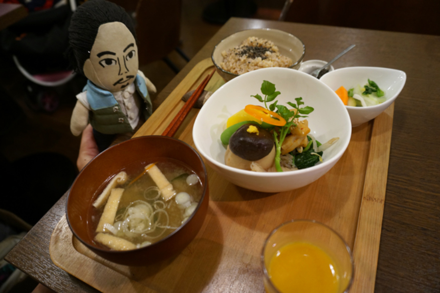 ▲玄米ご飯、重ね煮&具たくさんみそ汁、冬野菜のおかず3種盛り、自家製ぬか漬け、重ね煮おやさいジュースの定食