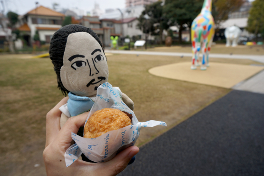 ▲休みに行くと大変なことになりそうなので、ひとりでシュークリーム(200円)をパクパク。クリスピーな皮と、意外にも濃厚なクリームでまんぞく