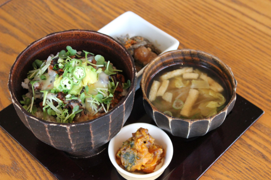 ▲「大人様定食」(880円)。写真はヒジキを加えた「和風タコチリコンカン丼」に、南瓜小豆煮、こんにゃく炊いたん。小鉢の内容も気の利いたものばかり