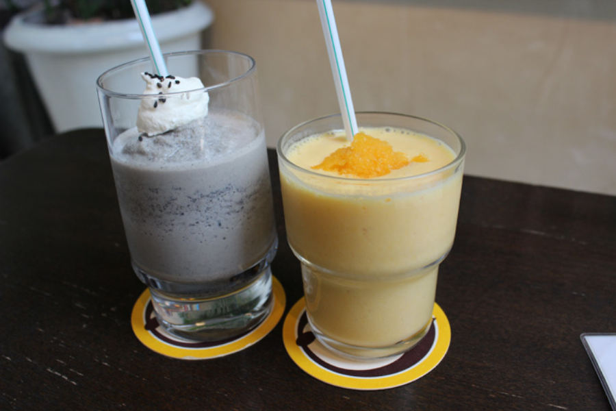 ▲さわやかな「ミックスヂュース」と、マイルドな「黒胡麻きなこシェイク」(各770円)