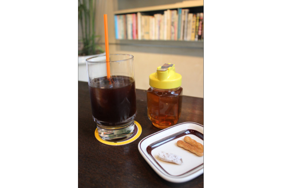 ▲アイスコーヒー(620円)。単品のお茶にはお茶菓子がつく心遣いも嬉しい。