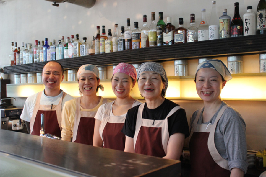 ▲店長のゆかさん(写真右)とスタッフの皆さん。適度な距離感を保った接客が心地よい