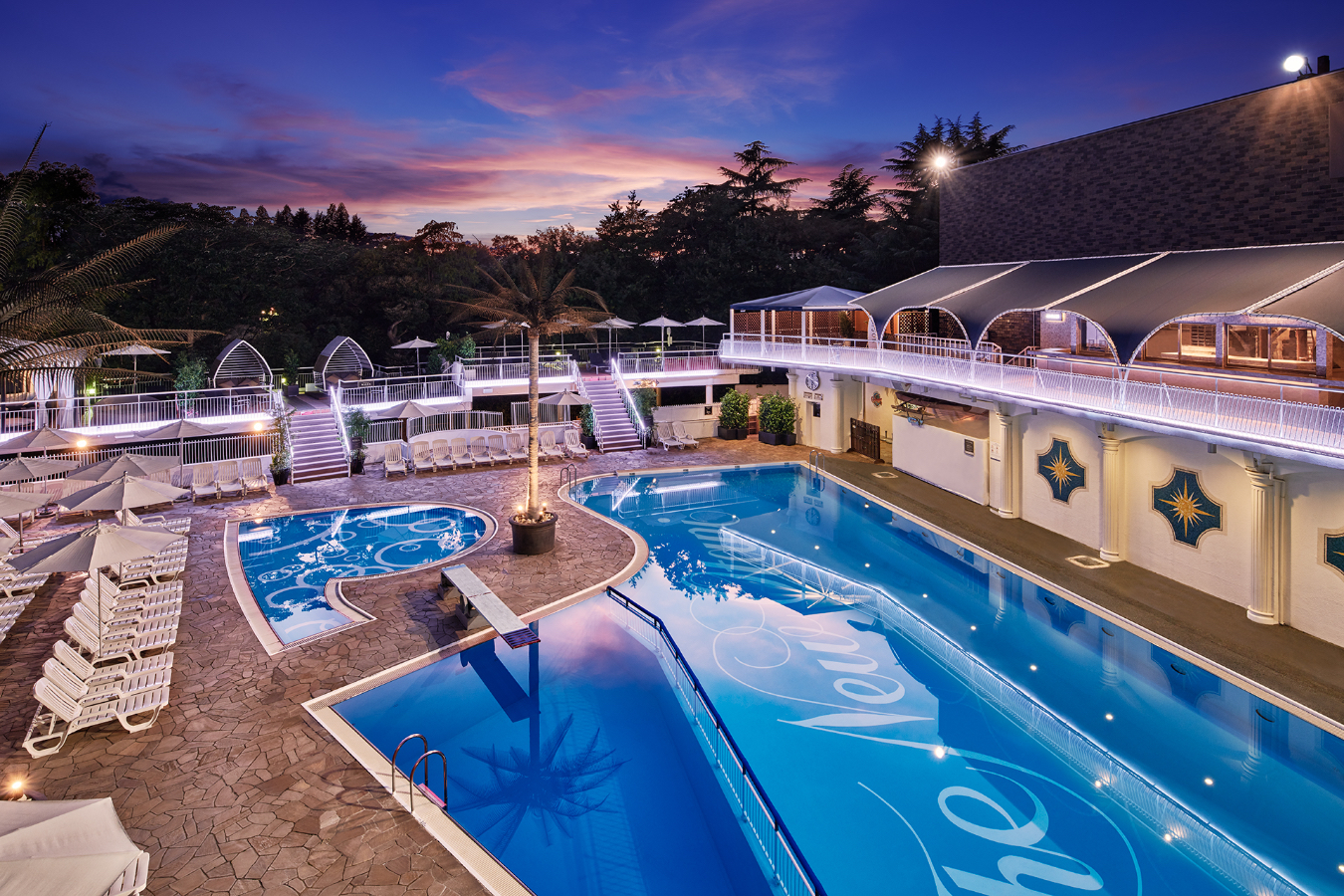 真夏の夜にホテルのプールで 都会にいながらリゾート気分に浸れるナイトプール5選 19年版 レッツエンジョイ東京