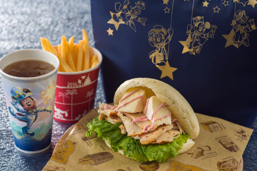 「スペシャルセット、スーベニアランチケース付き」(2,360円)
©Disney グッズおよびメニューは品切れや金額、内容等が変更になる場合があります