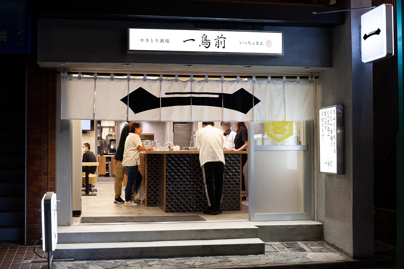 ▲立ち飲み15席、カウンター12席、テーブル22席の店内は、古き良き時代の酒場を思い起こす