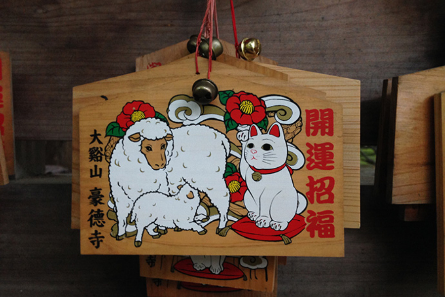 ▲豪徳寺の絵馬。絵馬だけど馬はおらず、今年の干支・羊と招き猫のコラボ。